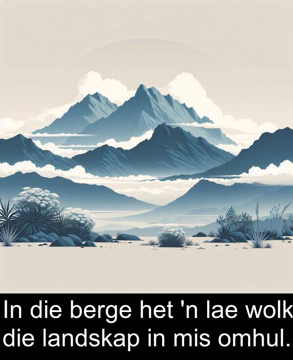 berge: In die berge het 'n lae wolk die landskap in mis omhul.