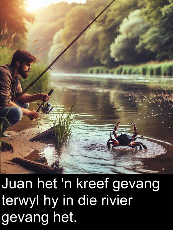 terwyl: Juan het 'n kreef gevang terwyl hy in die rivier gevang het.