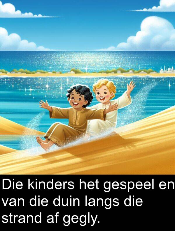 gegly: Die kinders het gespeel en van die duin langs die strand af gegly.