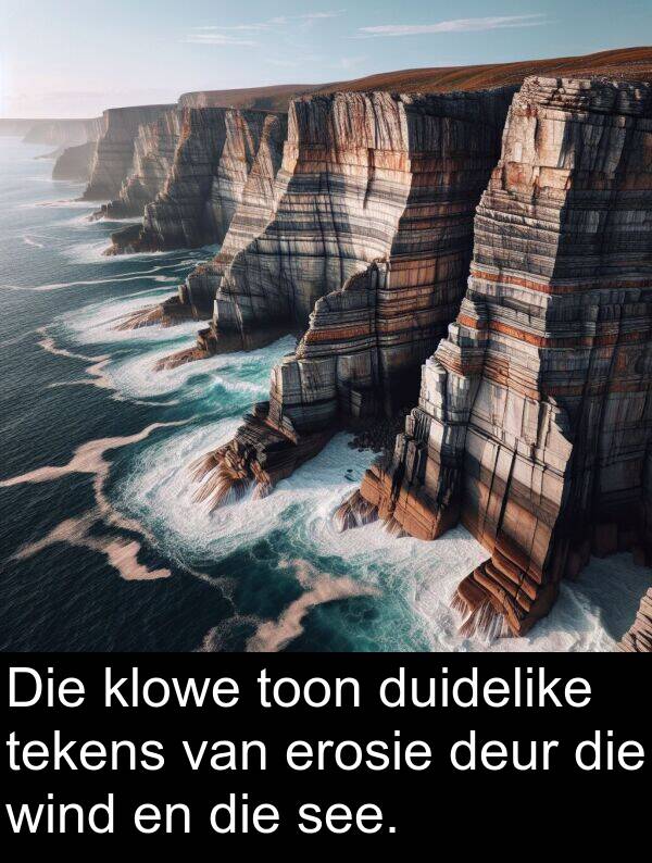 toon: Die klowe toon duidelike tekens van erosie deur die wind en die see.