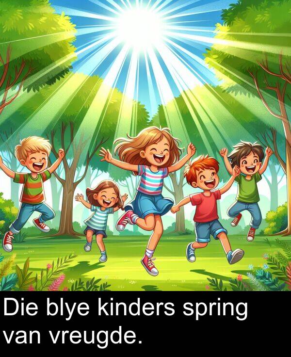 kinders: Die blye kinders spring van vreugde.