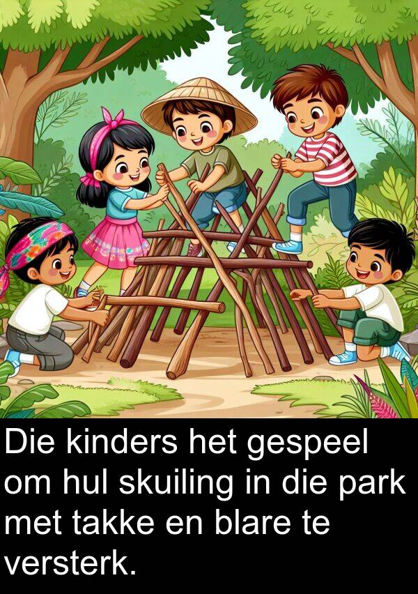 takke: Die kinders het gespeel om hul skuiling in die park met takke en blare te versterk.