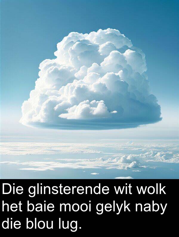 naby: Die glinsterende wit wolk het baie mooi gelyk naby die blou lug.