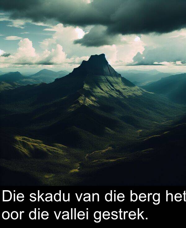 berg: Die skadu van die berg het oor die vallei gestrek.