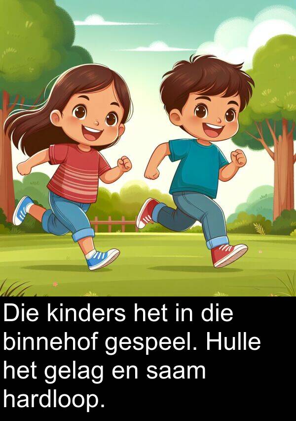 hardloop: Die kinders het in die binnehof gespeel. Hulle het gelag en saam hardloop.