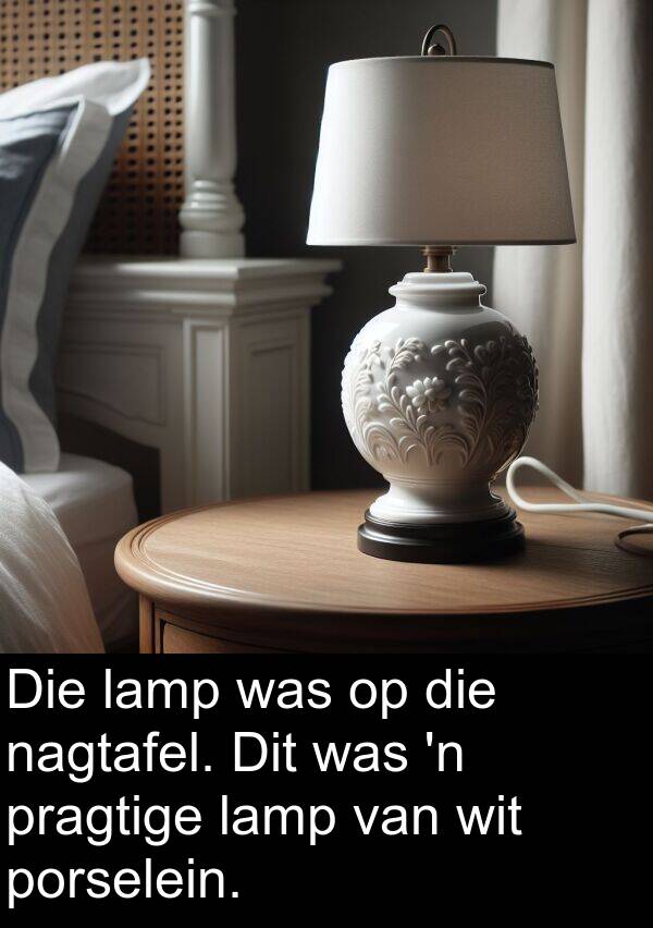 nagtafel: Die lamp was op die nagtafel. Dit was 'n pragtige lamp van wit porselein.