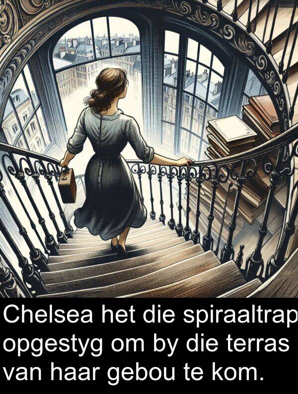 gebou: Chelsea het die spiraaltrap opgestyg om by die terras van haar gebou te kom.