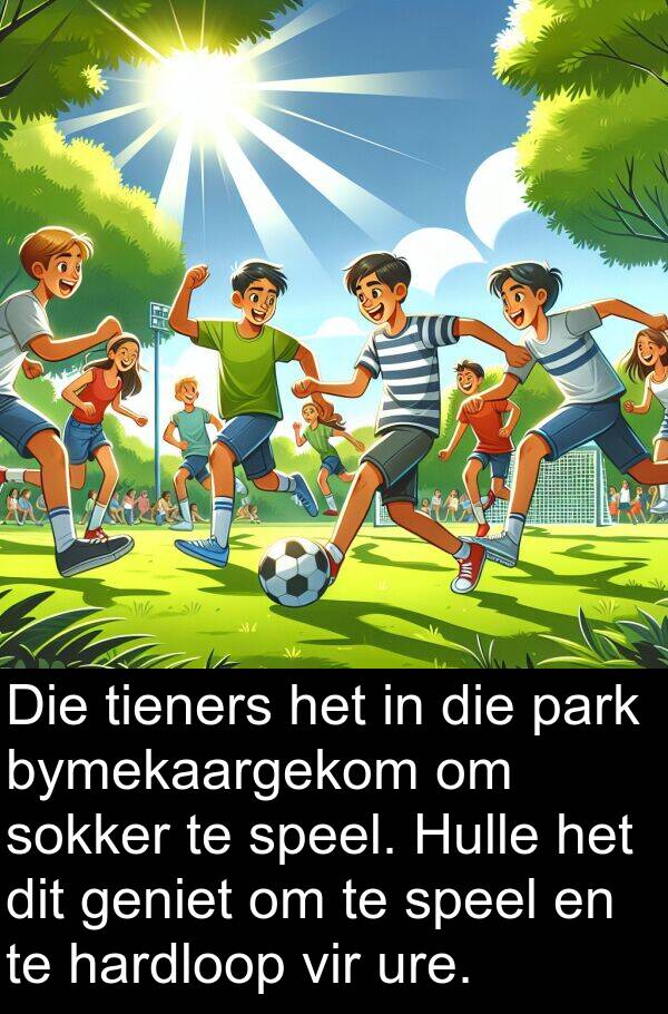 tieners: Die tieners het in die park bymekaargekom om sokker te speel. Hulle het dit geniet om te speel en te hardloop vir ure.