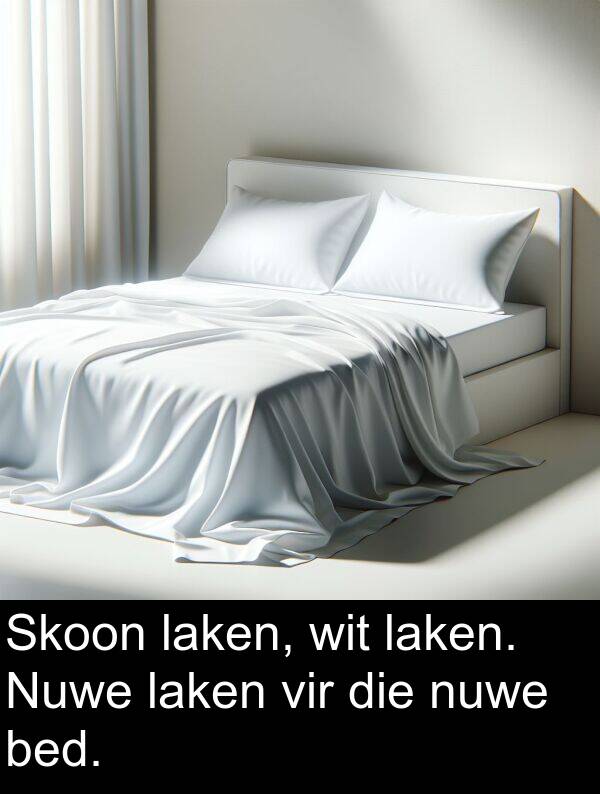 bed: Skoon laken, wit laken. Nuwe laken vir die nuwe bed.