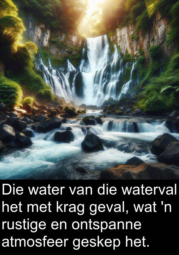 ontspanne: Die water van die waterval het met krag geval, wat 'n rustige en ontspanne atmosfeer geskep het.