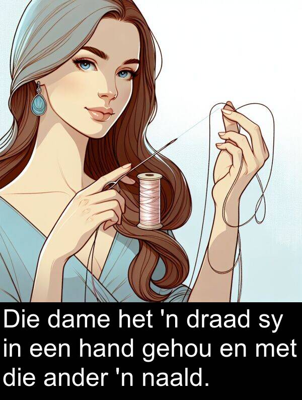 gehou: Die dame het 'n draad sy in een hand gehou en met die ander 'n naald.