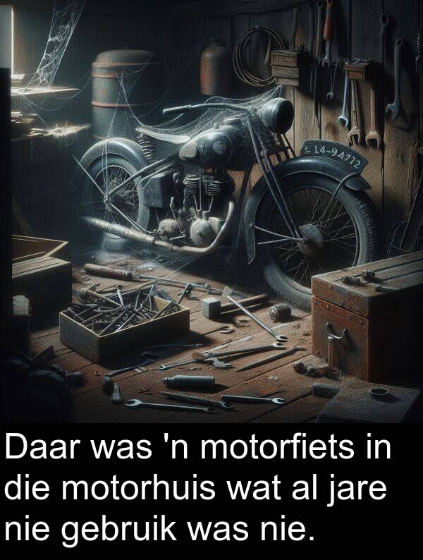 gebruik: Daar was 'n motorfiets in die motorhuis wat al jare nie gebruik was nie.