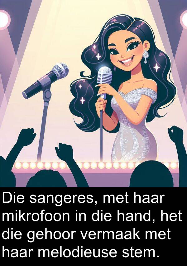 hand: Die sangeres, met haar mikrofoon in die hand, het die gehoor vermaak met haar melodieuse stem.