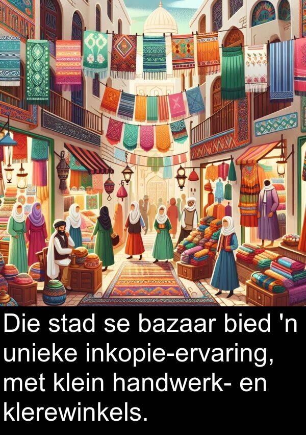 handwerk: Die stad se bazaar bied 'n unieke inkopie-ervaring, met klein handwerk- en klerewinkels.