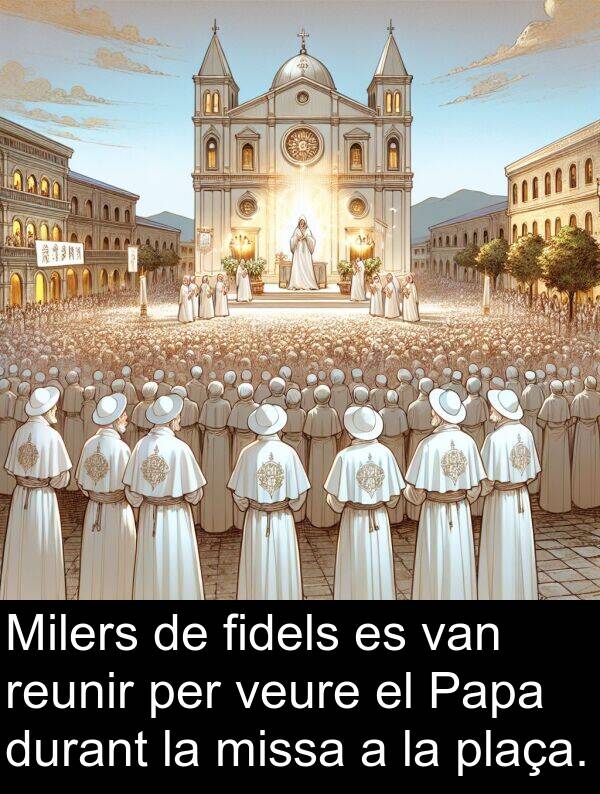 fidels: Milers de fidels es van reunir per veure el Papa durant la missa a la plaça.