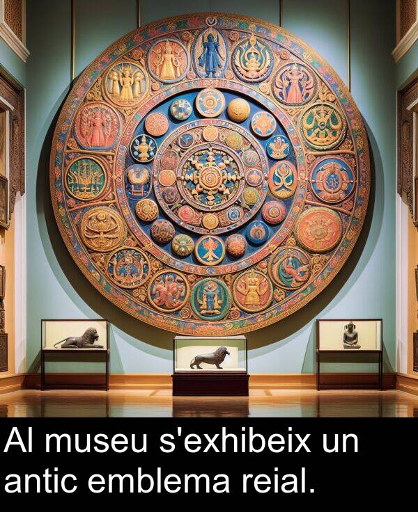 reial: Al museu s'exhibeix un antic emblema reial.