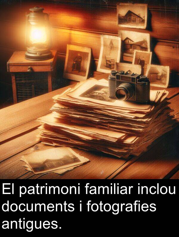 patrimoni: El patrimoni familiar inclou documents i fotografies antigues.