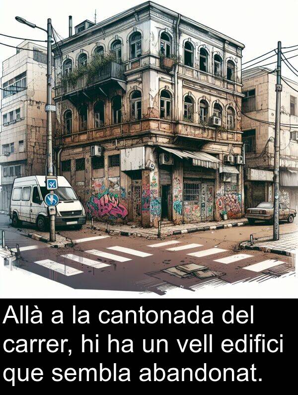 cantonada: Allà a la cantonada del carrer, hi ha un vell edifici que sembla abandonat.