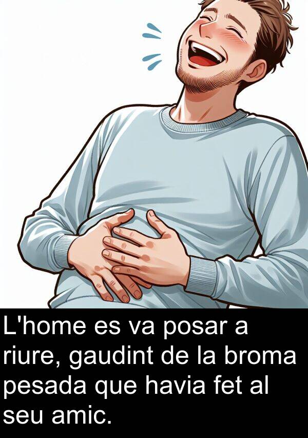 broma: L'home es va posar a riure, gaudint de la broma pesada que havia fet al seu amic.