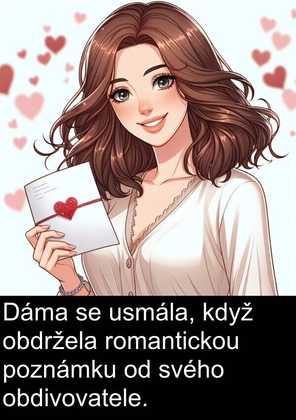 poznámku: Dáma se usmála, když obdržela romantickou poznámku od svého obdivovatele.