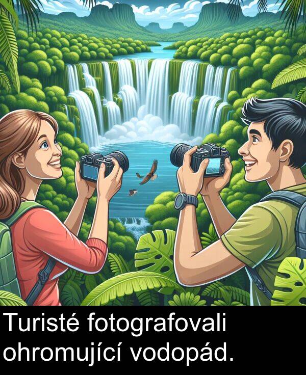 ohromující: Turisté fotografovali ohromující vodopád.