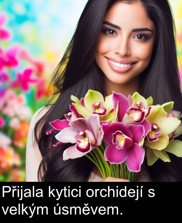 velkým: Přijala kytici orchidejí s velkým úsměvem.