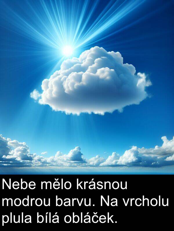 mělo: Nebe mělo krásnou modrou barvu. Na vrcholu plula bílá obláček.