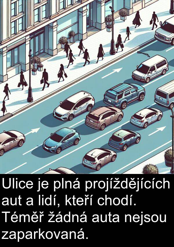 lidí: Ulice je plná projíždějících aut a lidí, kteří chodí. Téměř žádná auta nejsou zaparkovaná.