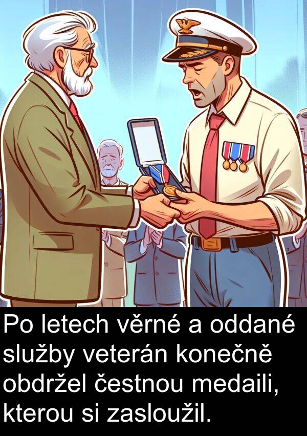 medaili: Po letech věrné a oddané služby veterán konečně obdržel čestnou medaili, kterou si zasloužil.