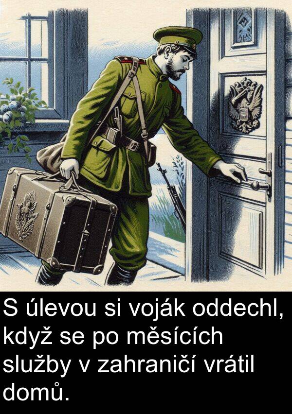 měsících: S úlevou si voják oddechl, když se po měsících služby v zahraničí vrátil domů.