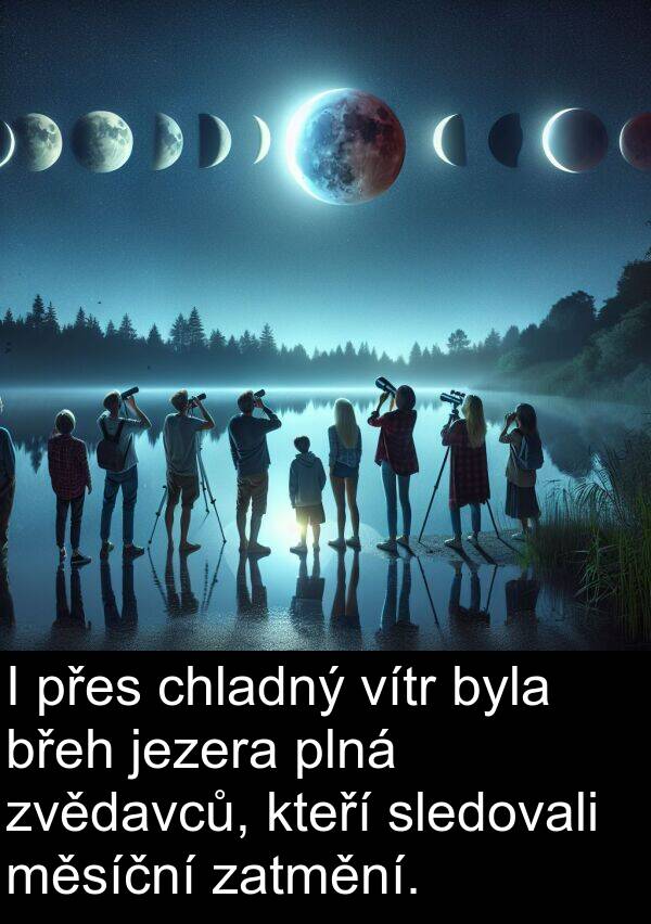 měsíční: I přes chladný vítr byla břeh jezera plná zvědavců, kteří sledovali měsíční zatmění.