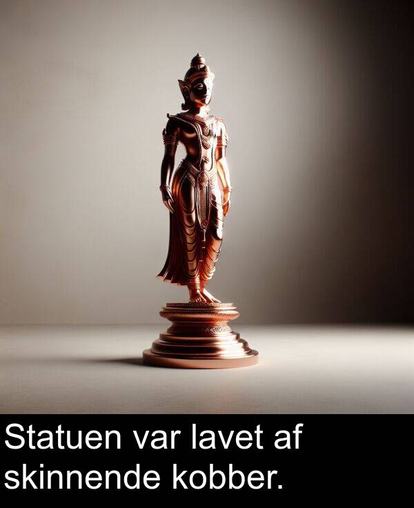 var: Statuen var lavet af skinnende kobber.