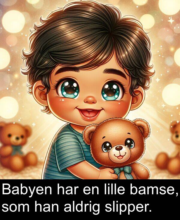 han: Babyen har en lille bamse, som han aldrig slipper.