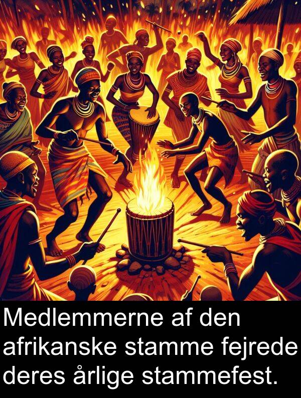 fejrede: Medlemmerne af den afrikanske stamme fejrede deres årlige stammefest.