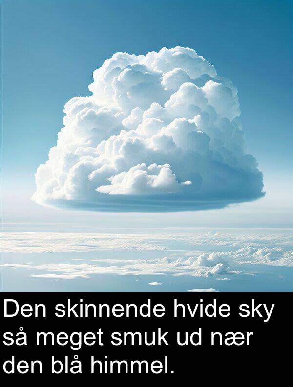 blå: Den skinnende hvide sky så meget smuk ud nær den blå himmel.