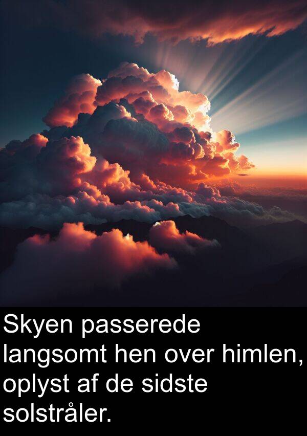 hen: Skyen passerede langsomt hen over himlen, oplyst af de sidste solstråler.