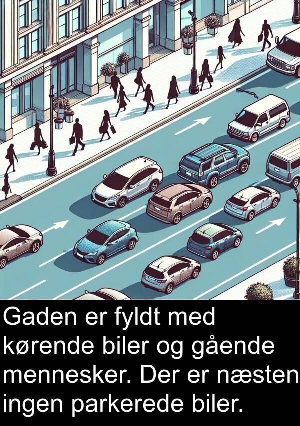 biler: Gaden er fyldt med kørende biler og gående mennesker. Der er næsten ingen parkerede biler.