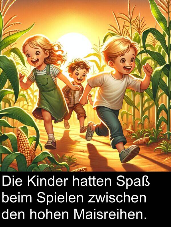 Kinder: Die Kinder hatten Spaß beim Spielen zwischen den hohen Maisreihen.