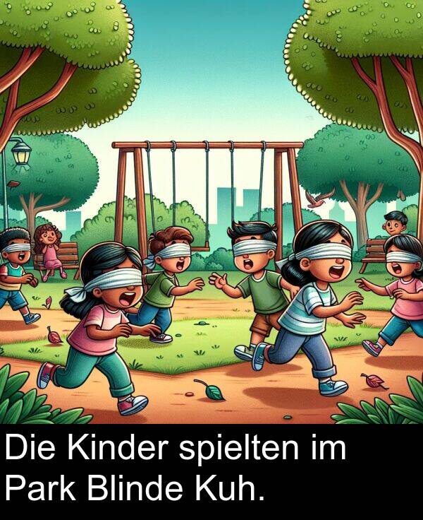 Kuh: Die Kinder spielten im Park Blinde Kuh.