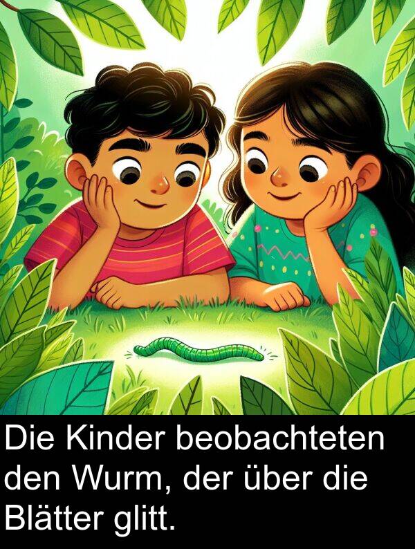 Kinder: Die Kinder beobachteten den Wurm, der über die Blätter glitt.