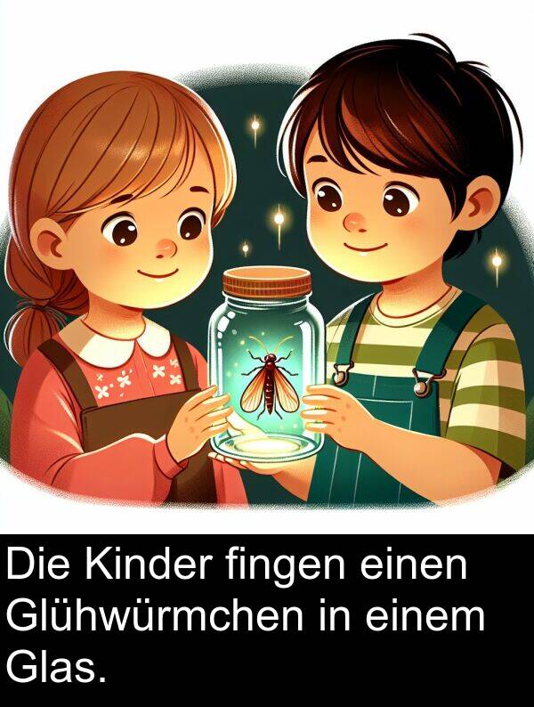 Kinder: Die Kinder fingen einen Glühwürmchen in einem Glas.