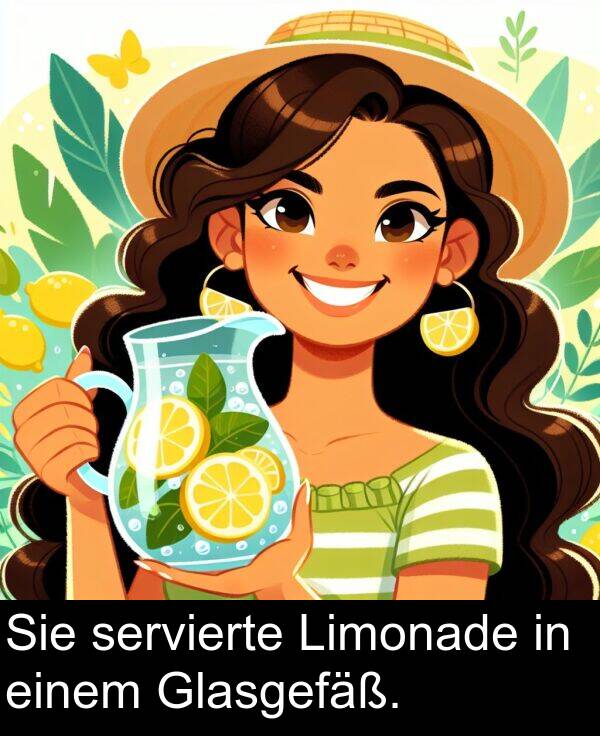 einem: Sie servierte Limonade in einem Glasgefäß.