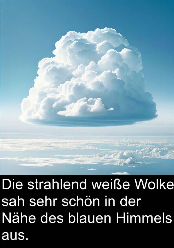 Himmels: Die strahlend weiße Wolke sah sehr schön in der Nähe des blauen Himmels aus.