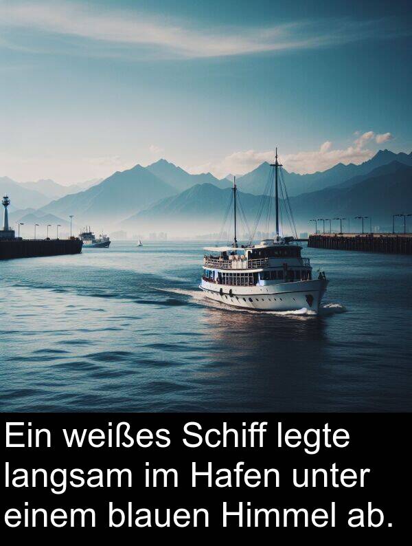 ab: Ein weißes Schiff legte langsam im Hafen unter einem blauen Himmel ab.