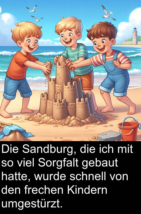 frechen: Die Sandburg, die ich mit so viel Sorgfalt gebaut hatte, wurde schnell von den frechen Kindern umgestürzt.