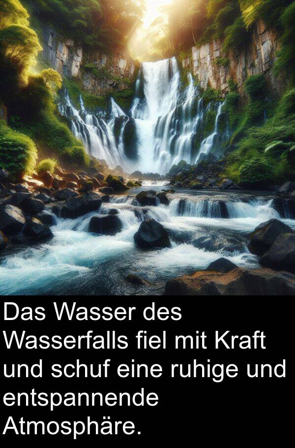 entspannende: Das Wasser des Wasserfalls fiel mit Kraft und schuf eine ruhige und entspannende Atmosphäre.