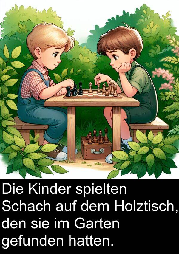 Holztisch: Die Kinder spielten Schach auf dem Holztisch, den sie im Garten gefunden hatten.