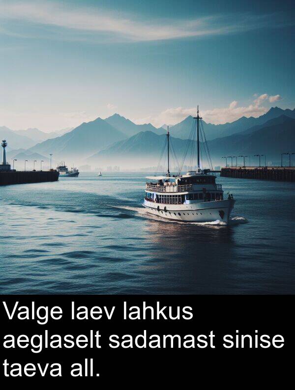 aeglaselt: Valge laev lahkus aeglaselt sadamast sinise taeva all.