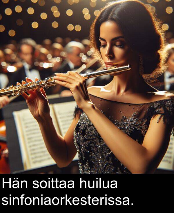 sinfoniaorkesterissa: Hän soittaa huilua sinfoniaorkesterissa.