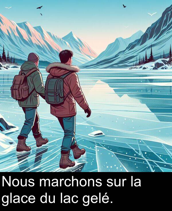 lac: Nous marchons sur la glace du lac gelé.